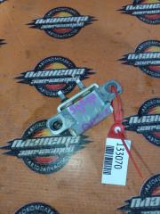 Запчасть крепление двери багажника заднее NISSAN AD