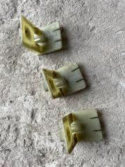 Запчасть кронштейн обшивки двери RENAULT MEGANE 2002