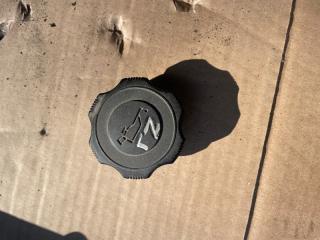 Фото запчасти крышка маслозаливная MAZDA DEMIO 2010 Б/У запчасть Запчасть крышка маслозаливная MAZDA DEMIO 2010