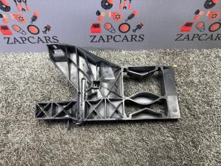 Запчасть кронштейн правый Audi A6