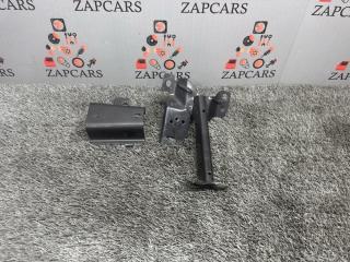Фото запчасти кронштейн замка капота Mazda 3 контрактная запчасть Запчасть кронштейн замка капота Mazda 3
