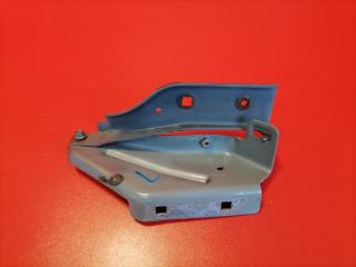 Фото запчасти петля капота левая Cadillac SRX 2006 Б/У запчасть Запчасть петля капота левая Cadillac SRX 2006