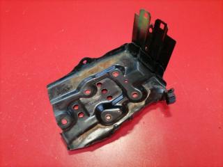 Запчасть площадка под аккумулятор Nissan Bluebird Sylphy 2000