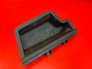 Запчасть ящик в багажник левый Toyota Avensis 2003