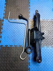 Домкрат Toyota Prius 2011 контрактная Домкрат Toyota Prius 2011