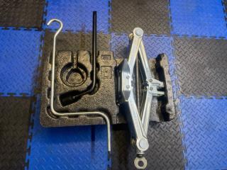 Запчасть домкрат Toyota Corolla Axio 2009