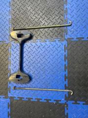 Крепление аккумулятора переднее Subaru Forester 2006