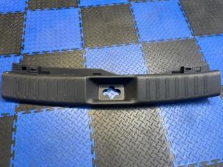 Накладка замка багажника задняя Nissan Juke