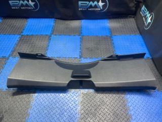 Накладка замка багажника задняя Toyota Vitz 2013