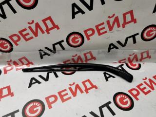 Запчасть дворник двери багажника Toyota Ipsum 04.2006