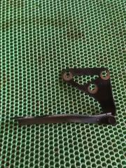 Фото запчасти петля капота левая Opel Astra 2007 Б/У запчасть Запчасть петля капота левая Opel Astra 2007