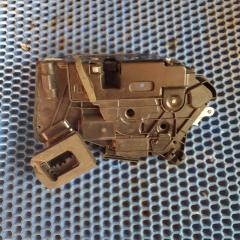 Замок двери передний правый Skoda Octavia 2017 Б/У Замок двери передний правый Skoda Octavia 2017