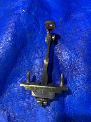 Ограничитель двери правый задний TOYOTA HILUX SURF RZN185 68630-35030 2 ракурс