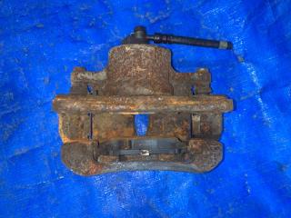 Суппорт правый передний TOYOTA ISIS ZNM10W, ANM10G, ANM10W, ANM15G, ANM15W, ZGM10G, ZGM10W, ZGM11G, ZGM11W, ZGM15G, ZGM15W, ZNM10G 4773044060 3 ракурс