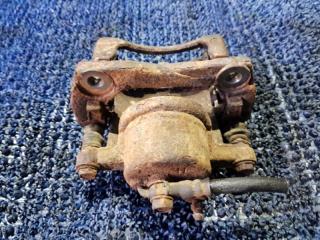 Суппорт левый передний TOYOTA BB NCP35 1NZFE 3 ракурс Суппорт левый передний TOYOTA BB NCP35 1NZFE 3 ракурс