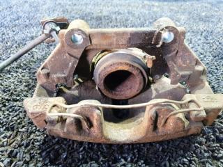 Суппорт правый передний VOLKSWAGEN PASSAT 3B6 4 ракурс