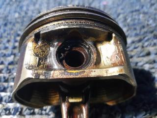 Поршень NISSAN SERENA NC26 MR20DD 4 ракурс Поршень NISSAN SERENA NC26 MR20DD 4 ракурс