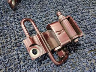 Петля дверная левая передняя PORSCHE CAYENNE 955 7L0-831-411 3 ракурс Петля дверная левая передняя PORSCHE CAYENNE 955 7L0-831-411 3 ракурс