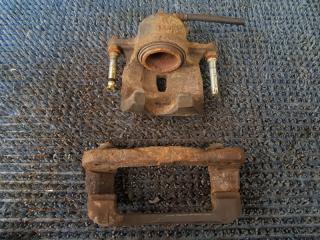 Суппорт правый передний TOYOTA NOAH ZRR75 3ZRFE 4 ракурс Суппорт правый передний TOYOTA NOAH ZRR75 3ZRFE 4 ракурс