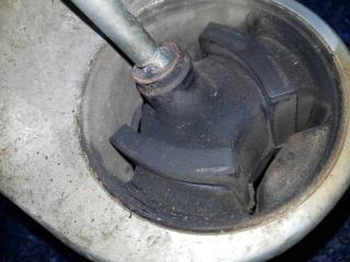 Подушка акпп левая NISSAN CEFIRO A33 VQ20DE 112212Y000 5 ракурс