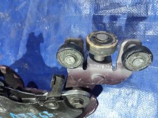 Ролик раздвижной двери правый задний TOYOTA NOAH AZR65 1AZFSE 4 ракурс