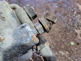 Суппорт левый передний TOYOTA BB NCP31 1NZFE 5 ракурс Суппорт левый передний TOYOTA BB NCP31 1NZFE 5 ракурс