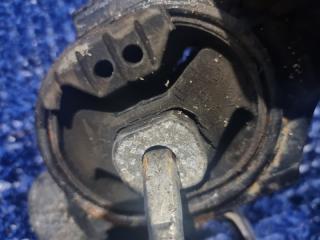 Подушка двигателя левая TOYOTA NOAH ZRR70 3ZRFE 2 ракурс