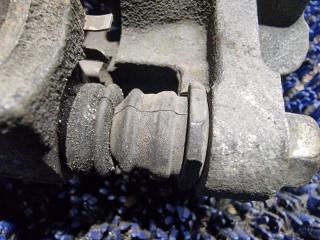 Суппорт правый передний SUZUKI EVERY DA64V K6A 4 ракурс