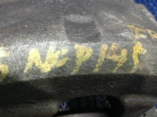 Суппорт правый передний TOYOTA SPADE NCP145 1NZFE 4 ракурс