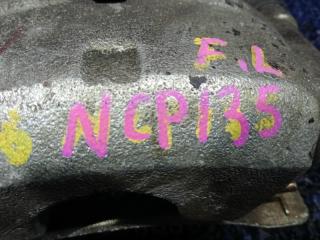 Суппорт левый передний TOYOTA VITZ NSP135 1NRFE 4 ракурс