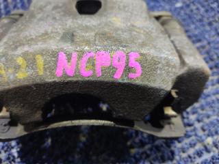 Суппорт левый передний TOYOTA VITZ NCP95 2NZFE 3 ракурс