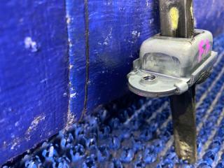Ограничитель двери левый передний NISSAN MARCH K11 3 ракурс Ограничитель двери левый передний NISSAN MARCH K11 3 ракурс