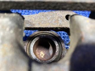 Суппорт правый передний NISSAN ELGRAND NE51 VQ35DE 5 ракурс Суппорт правый передний NISSAN ELGRAND NE51 VQ35DE 5 ракурс