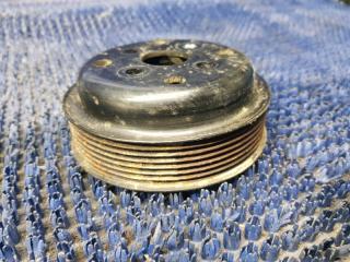 Шкив помпы TOYOTA CROWN GRS180 4GRFSE 2 ракурс Шкив помпы TOYOTA CROWN GRS180 4GRFSE 2 ракурс