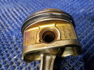 Поршень TOYOTA CROWN GRS180 4GRFSE 2 ракурс