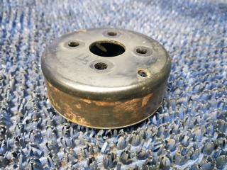 Шкив помпы TOYOTA NOAH AZR65 1AZFSE 3 ракурс Шкив помпы TOYOTA NOAH AZR65 1AZFSE 3 ракурс