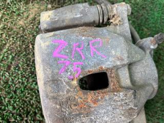 Суппорт правый передний TOYOTA NOAH ZRR75 3ZRFAE 4 ракурс Суппорт правый передний TOYOTA NOAH ZRR75 3ZRFAE 4 ракурс