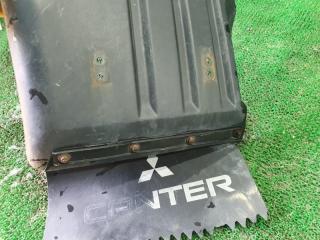 Брызговик правый задний MITSUBISHI CANTER FE82 3 ракурс
