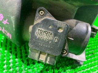 Корпус воздушного фильтра TOYOTA RACTIS NCP105 1NZFE 22204-22010 1770521090 3 ракурс Корпус воздушного фильтра TOYOTA RACTIS NCP105 1NZFE 22204-22010 1770521090 3 ракурс