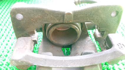 Суппорт правый передний TOYOTA RACTIS NCP105 1NZFE 4 ракурс