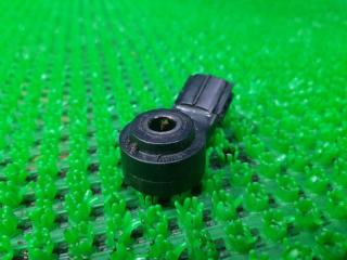 Датчик детонации TOYOTA VITZ NCP95 2NZFE 2 ракурс Датчик детонации TOYOTA VITZ NCP95 2NZFE 2 ракурс