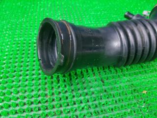Патрубок воздушного фильтра TOYOTA NOAH ZRR75 3ZRFE 17881-37090 2 ракурс Патрубок воздушного фильтра TOYOTA NOAH ZRR75 3ZRFE 17881-37090 2 ракурс