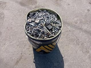 Ведро болтов