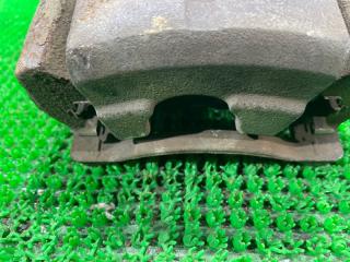 Суппорт левый передний TOYOTA PORTE NCP145 1NZFE 4 ракурс Суппорт левый передний TOYOTA PORTE NCP145 1NZFE 4 ракурс