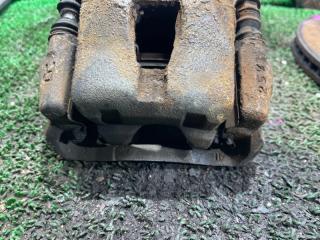Суппорт правый передний TOYOTA ALLION ZZT245 1ZZFE 4 ракурс