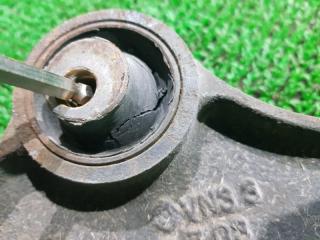 Рычаг левый передний SUZUKI JIMNY JA22W K6A 4 ракурс Рычаг левый передний SUZUKI JIMNY JA22W K6A 4 ракурс