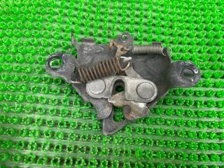 Замок капота TOYOTA VOXY AZR65 1AZFSE 2 ракурс