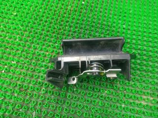 Ручка открытия багажника TOYOTA ISIS ANM15 1AZFSE 2 ракурс