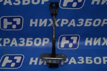 Запчасть ограничитель двери задний правый Geely Emgrand 2013