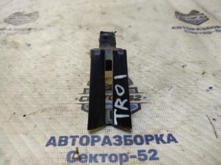 Кронштейн накладки крышки багажника Toyota RAV4 ZSA30 3ZR-FAE Кронштейн накладки крышки багажника Toyota RAV4 ZSA30 3ZR-FAE